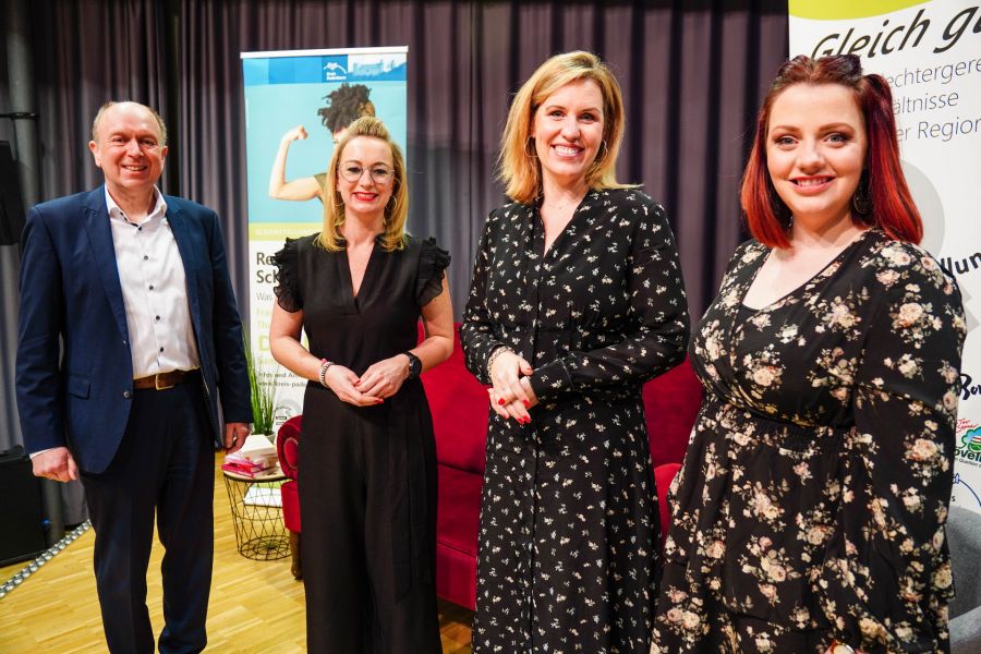 Wie man schlagfertig, resilient und glücklich wird – von links nach rechts: Landrat Christoph Rüther, Gleichstellungsbeauftragte Simone Böhmer, Beststellerautorin und Trainerin Nicole Staudinger, Sängerin Kathrin Hörstkötter beim 10. Frauenpolitischen Thementag   Bildnachweis: Julian Sprenger, Presse- und Öffentlichkeitsarbeit, Kreis Paderborn